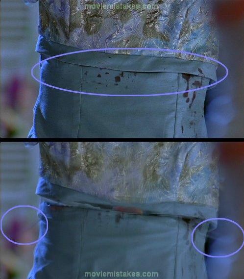 Ở đoạn đầu phim Ghost Ship, trước khi cơ thể của vũ công này bị cắt ngang người, người xem đã nhìn thấy máu phun ra trước khi cơ thể bị cắt làm đôi.